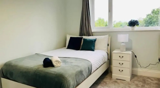 4 Bed House - Sleeps 9 - Garden - Parking - Wifi, Varaa Lomakoti Birmingham West Midlands