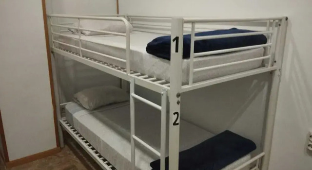 Кровать в общем номере Hostel Travelers Inn