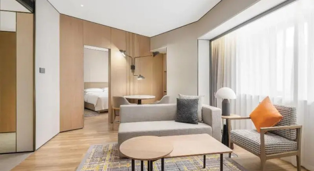 Luksusowy dwuosobowy suite Sheraton Chengdu Lido Hotel