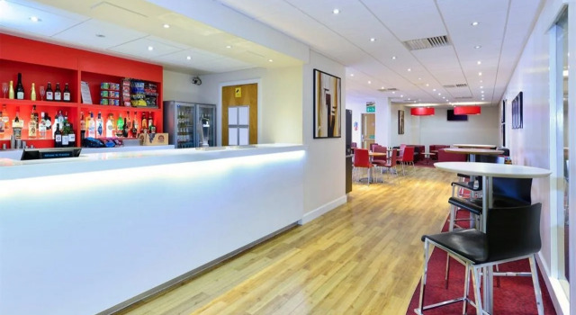Travelodge Aberdeen Central, Забронировать Отель Отели Абердина с парковкой, рядом с Prince Albert the Prince Consort, Парковка