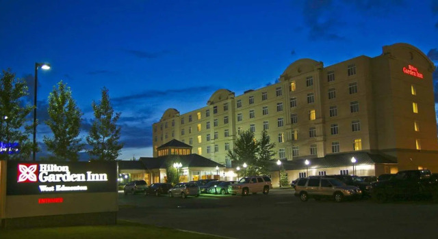 Кровать в общем номере Hilton Garden Inn West Edmonton