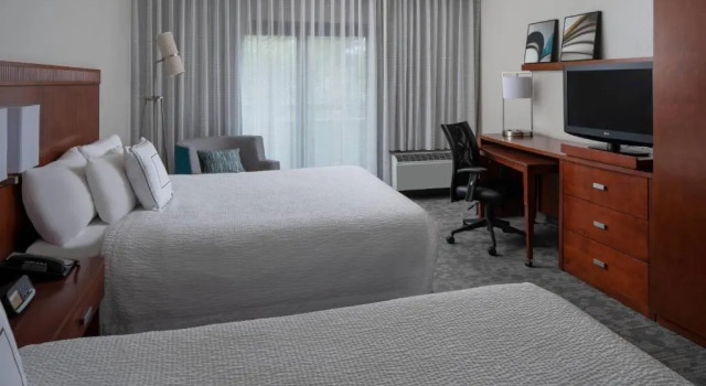 Четырёхместный номер Standard Courtyard by Marriott Jacksonville at the Mayo Clinic Campus/Beaches