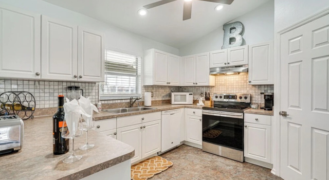 Коттедж с 4 комнатами Heated Pool, 1 Mi to Golf! Cape Coral Canal Escape
