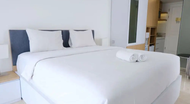 Best Deal Studio Room With Private Jaccuzi At Art Deco Apartment