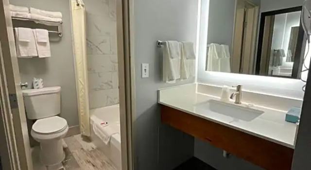 Номер Standard AmericInn by Wyndham Ladysmith
