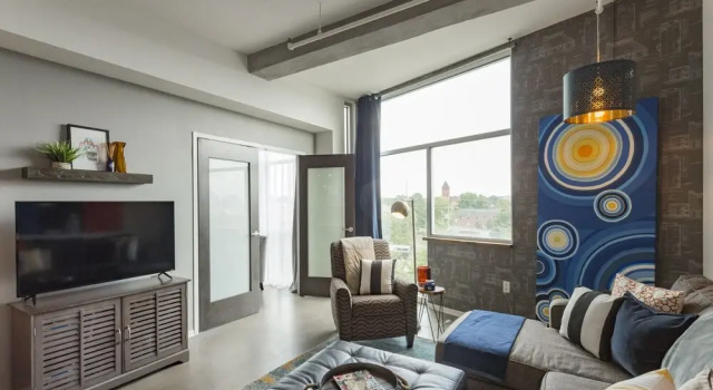 Executive Industrial Chic Condo 30 night min, Забронировать Отель Нэшвилл Теннесси, рядом с Парк Cumberland