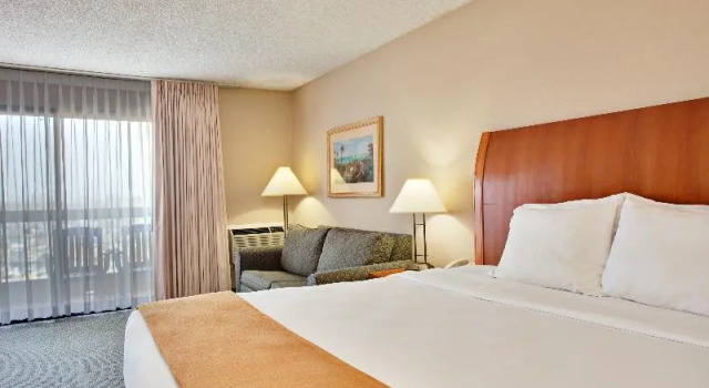 Двухместный номер Standard с балконом Holiday Inn Express Hotel & Suites Ventura Harbor by IHG
