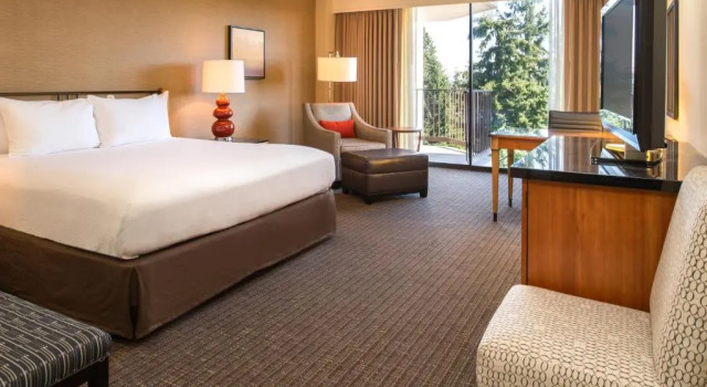 Двухместный номер с балконом и с видом на горы DoubleTree by Hilton Seattle Airport