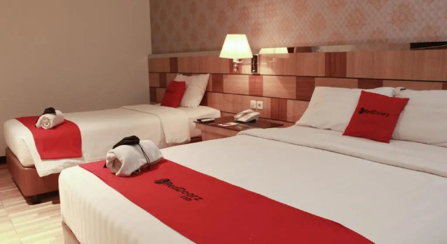 RedDoorz Plus near Bandung Station 2, Book Hotel Hotels in Bandung with a Pool, near Braga City Walk, Swimming Pool