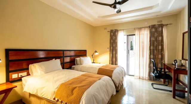 The Shrub lodge, Rezerwuj Bed and Breakfast Hotele w Victoria Falls z basenem, Basen