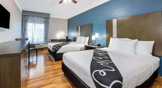 Четырёхместный номер Deluxe La Quinta Inn & Suites by Wyndham Kingwood Houston IAH Airpt