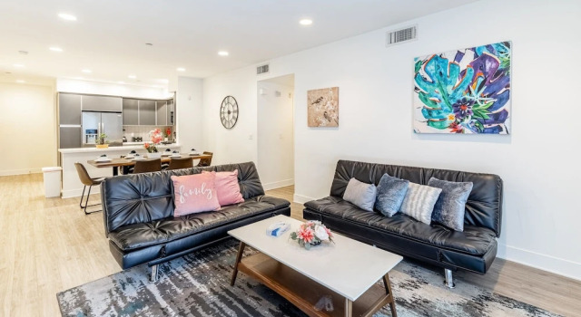 Апартаменты с 3 комнатами 3br Fully Furnished Apartment On Sunset Blvd 3 Bedroom Apts by RedAwning