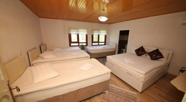 Кровать в общем номере Emiroğlu Konak Otel