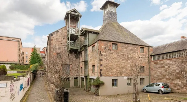 JOIVY Loft at the Brewery in Edinburgh Old Town, Забронировать Отель Старый город Эдинбург, рядом с Железнодорожный вокзал Эдинбург-Уэверли