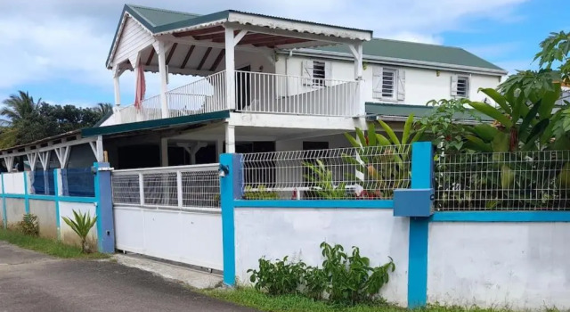 La Petite Maison, Spacieuse, Avec Jardin / Parking, Rezerwuj Hotel Hotele w Basse-Terre z parkingiem, Parking