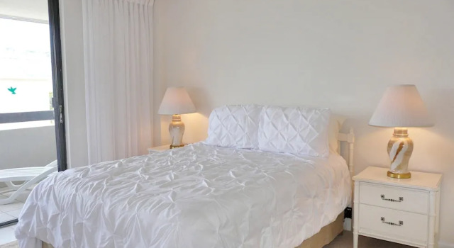 Condo Overlooking Clam Bay With Pool and Beach Access, Забронировать Апартаменты/квартира Отели в центре Марко-Айленд, в центре, Парковка