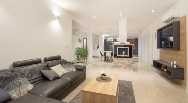 Beautiful Home in Okrug Donji With Sauna, Wifi and 5 Bedrooms, Забронировать Дом для отпуска Отели Округ-Доний с бассейном, рядом с Частный пляж «Apartmans Juric», Бассейн