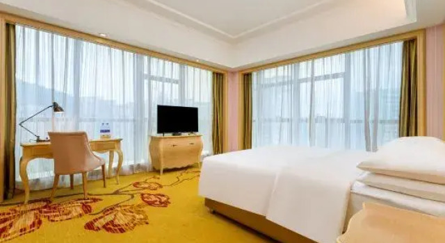 Люкс Deluxe Vienna Hotel (Xingyi Wanfenglin)