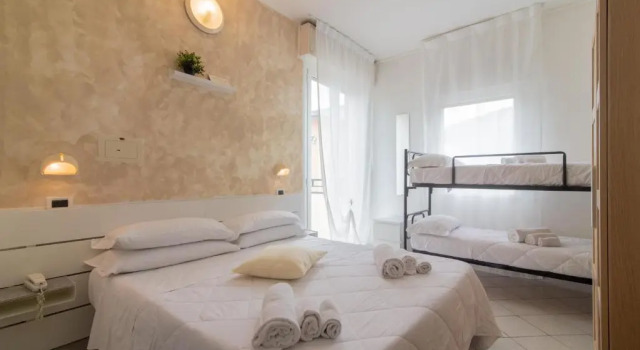 Четырёхместный номер Standard HOTEL JOHN