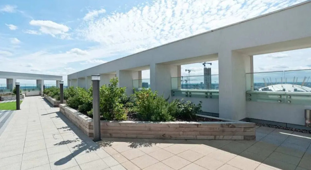 Stunning 1-bed apt W/roof Terrace in Canning Town, Забронировать Отель Отели Англии 3 звезды, 3*