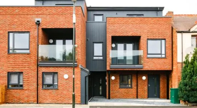 Hybrid Resi - Mitcham Close to Tooting and Wimbledon