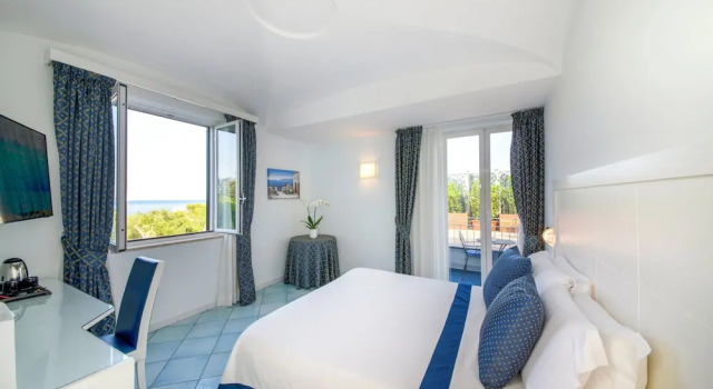 Двухместный номер Superior с балконом и с видом на море Hotel Villa Durrueli Resort & Spa