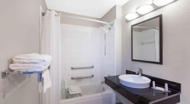 Номер Standard Days Inn by Wyndham Ennis