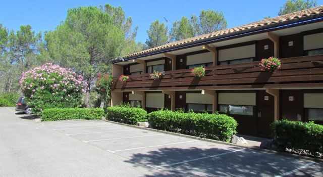 Кровать в общем номере Kyriad Montpellier Nord Parc Euromédecine