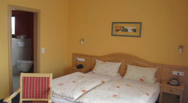 Апартаменты Hotel zur Burg Nürburg Large car park