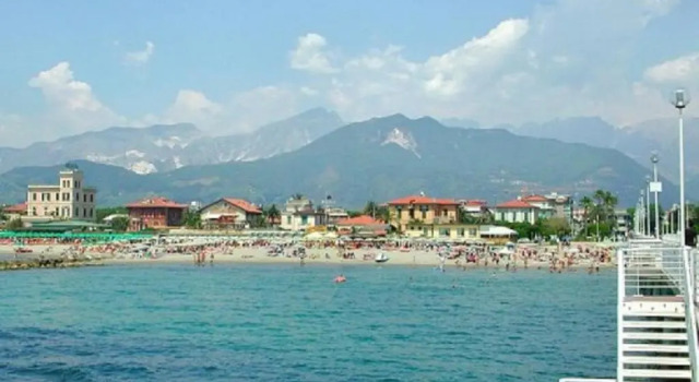 Attico in Villa 6/8 posti vista mare climatizzato, Забронировать Вилла Коттеджи Apuana coast, Коттедж