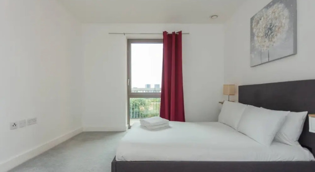 Contemporary 1 Bedroom Apartment in Canning Town With Balcony