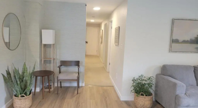 Апартаменты Fresh Top Floor Apartment w/ Balcony