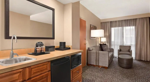 Четырёхместный номер Deluxe Embassy Suites Northwest Arkansas - Hotel, Spa & Convention
