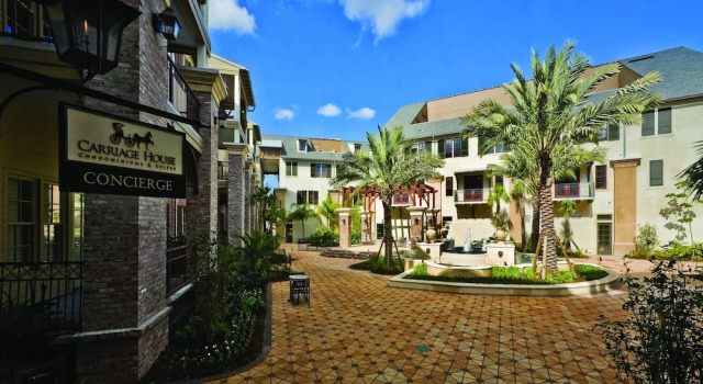 Carriage House Hotel