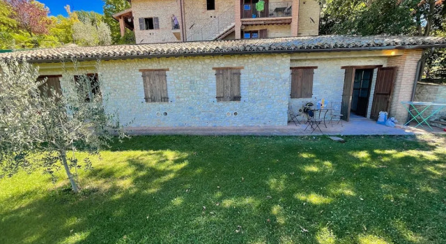 Apt 4 - Forget all Your Troubles - Relax in Paradise ! Air Con, Wifi! Sleeps 4, Varaa Huoneisto Spoleto Umbria