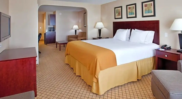 Двухместная студия Holiday Inn Express Hotel & Suites Wichita Airport by IHG
