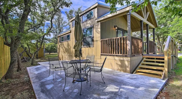 Коттедж Fredericksburg Cottage ~ 1 Mile to Main Street!
