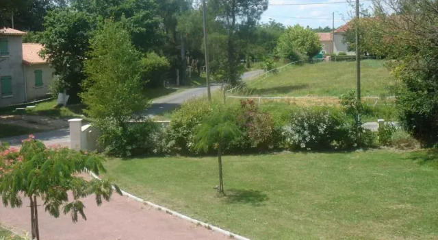 B&B Les Albizias, Rezervați Bed and Breakfast Les Essards. 