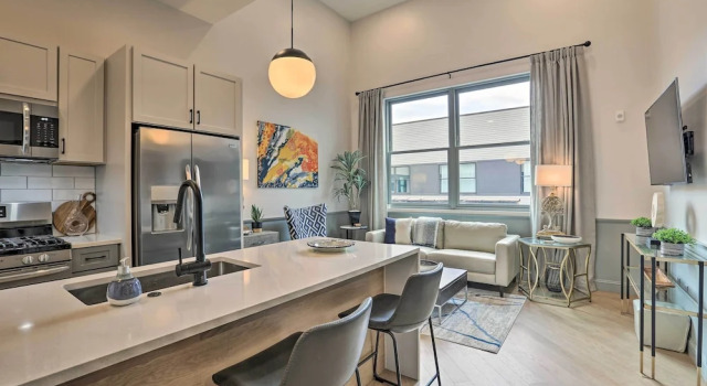 Апартаменты Modern Downtown Birmingham Condo w/ Rooftop Access