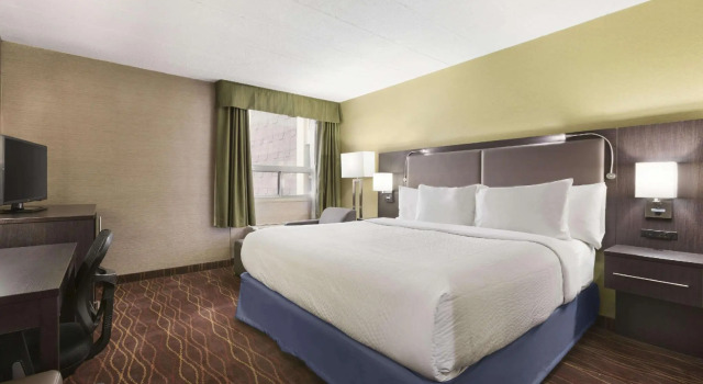 Двухместный люкс Executive Days Inn by Wyndham Ottawa
