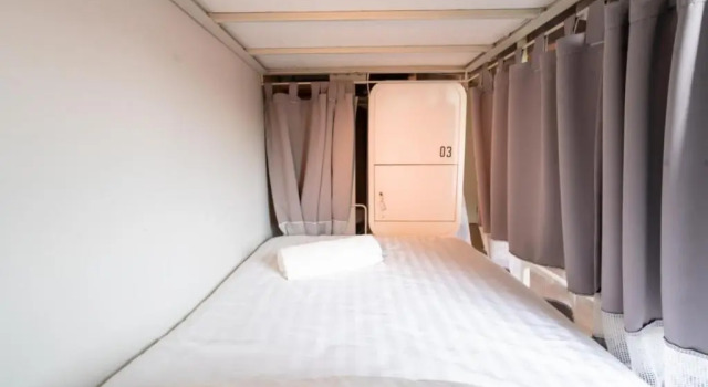 Кровать в общем номере (женский номер) Bedspread Hostel