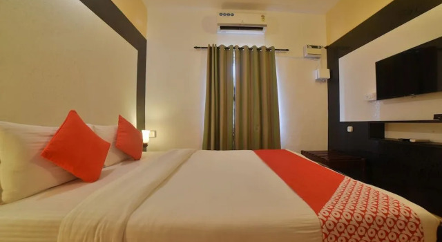 Oyo 30128 Reddys Hotel