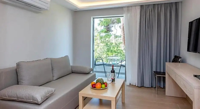 Четырёхместный номер Standard Triton Boutique Hotel