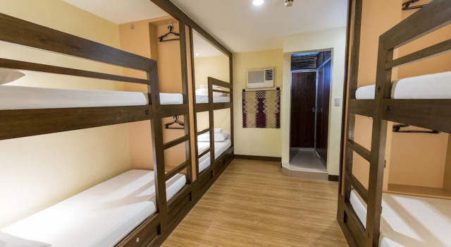 Кровать в общем номере (мужской номер) Kabayan Hotel Pasay
