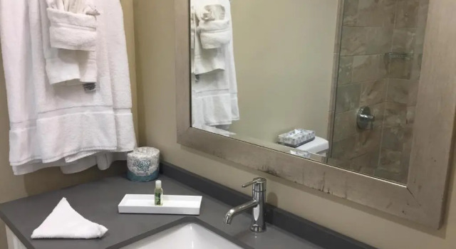 Четырёхместный номер Standard Pacific Shores Inn