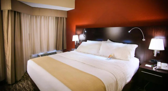 Люкс Holiday Inn Hotel & Suites LA CROSSE