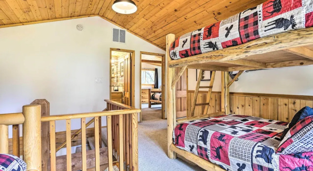 Peaceful Cabin w/ Mtn + River Views, Fire Pit, Prenota Hotel Garden Valley Stati Uniti