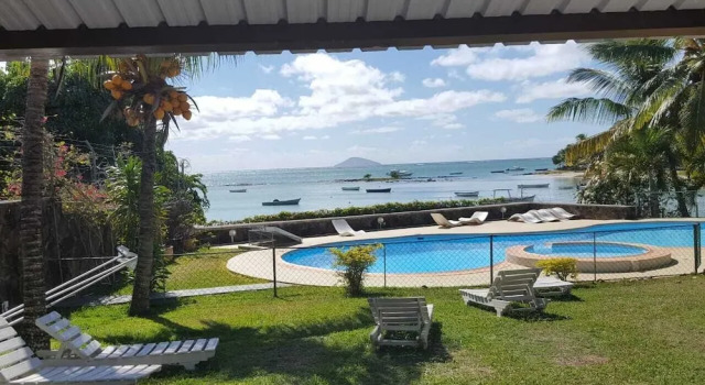 Bungalow for 6 People by the sea With Swimming Pool - by Feelluxuryholidays, Prenota Hotel Hotel a Mauritius Costa Nord con piscina, Piscina