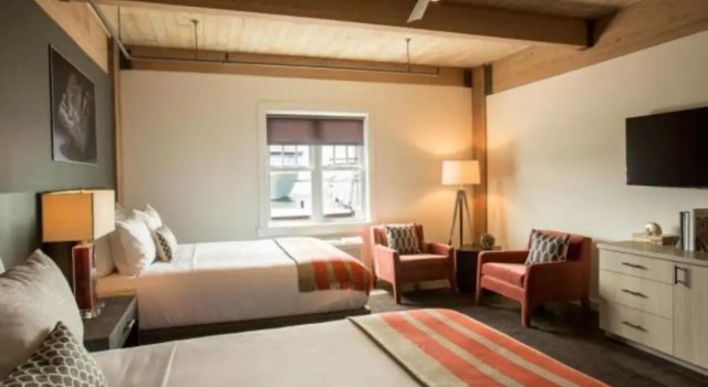Четырёхместный номер Standard Harbor House Hotel and Marina at Pier 21