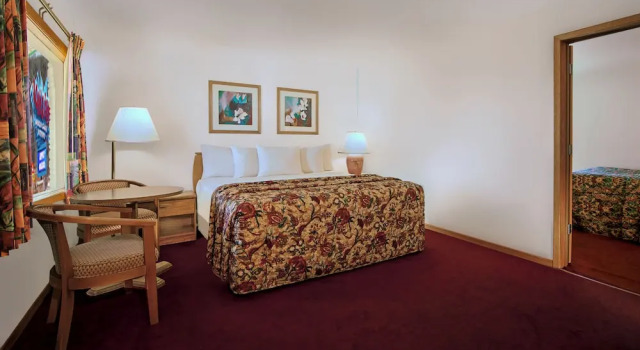 Семейный люкс с 2 комнатами с балконом Shamrock Motel